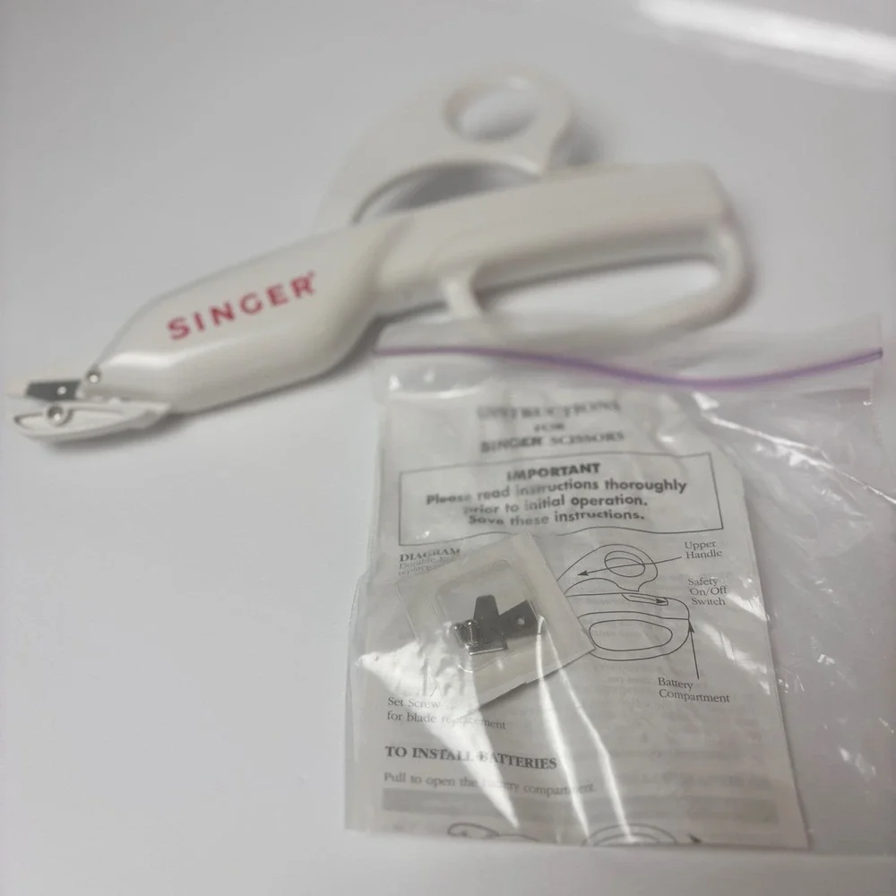 Singer Electric‎ Scissors Handheld Battery Operated White with Spare Blade